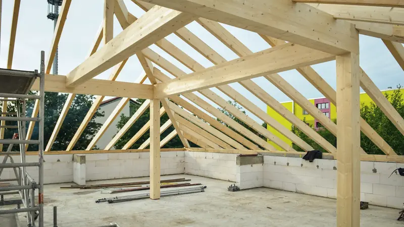 Charpente en bois neuve d'une maison en construction, vue depuis le plancher du futur comble