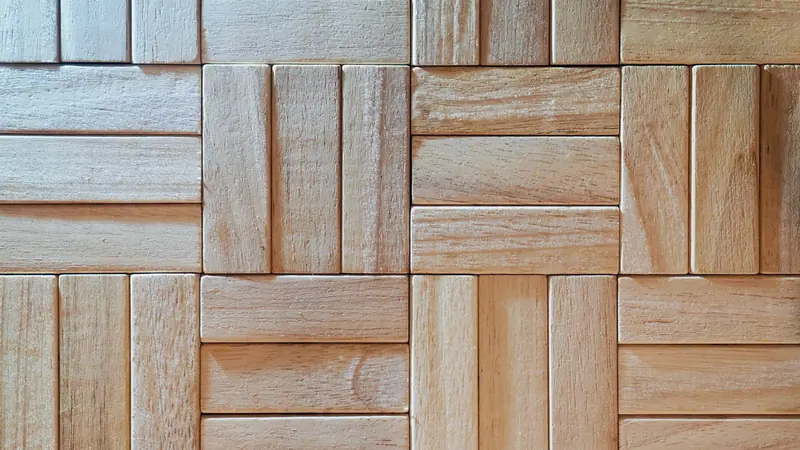Parquet en bois clair posé en damier, petites lames assemblées par groupes de trois